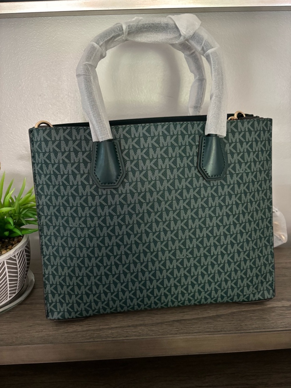 Michael Kors Green Monogram Satchel with Matching Pouch & Cross Bag Charm New - Picture 3 of 13